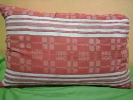 Bantal kapuk ada 4 pcs