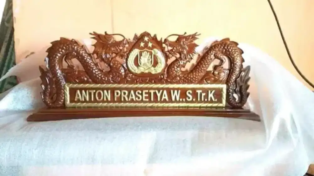 Papan nama kantor ukir motif naga dari Jepara materil kayu jati