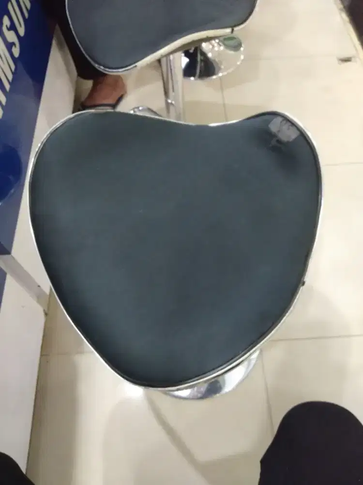 kursi kulit hitam