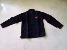 Jaket berwarna hitam bawaan sepeda motor yamaha