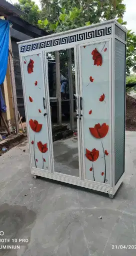 Lemari pakaian aluminium