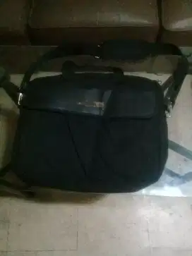 tas laptop bahan kan tebal.