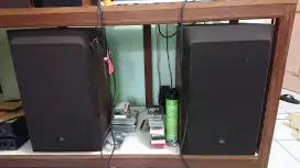 Salon JBL L-112