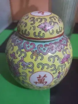 Guci Cina warna kuning