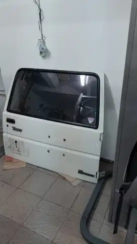 Pintu belakang Mobil Taft GT Daihatsu