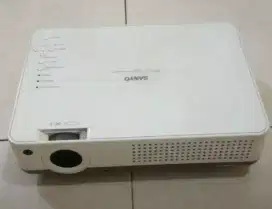 Projector SANYO PRO X-tra X tipe PLC-XW 55A .