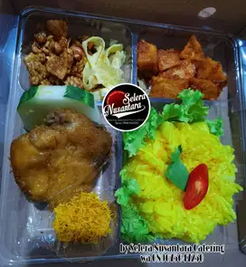 Nasi kuning ayam goreng