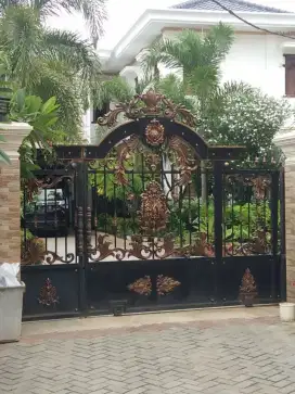 Pintu gerbang pagar besi tempa
