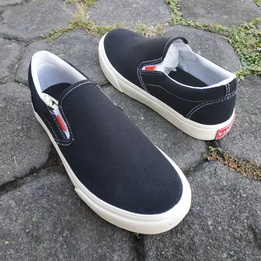 Sepatu Warrior Slip On Arthur Black White