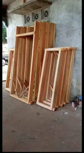 Pintu jendela kusen bahan kayu jati dan mahoni langsung pengrajin