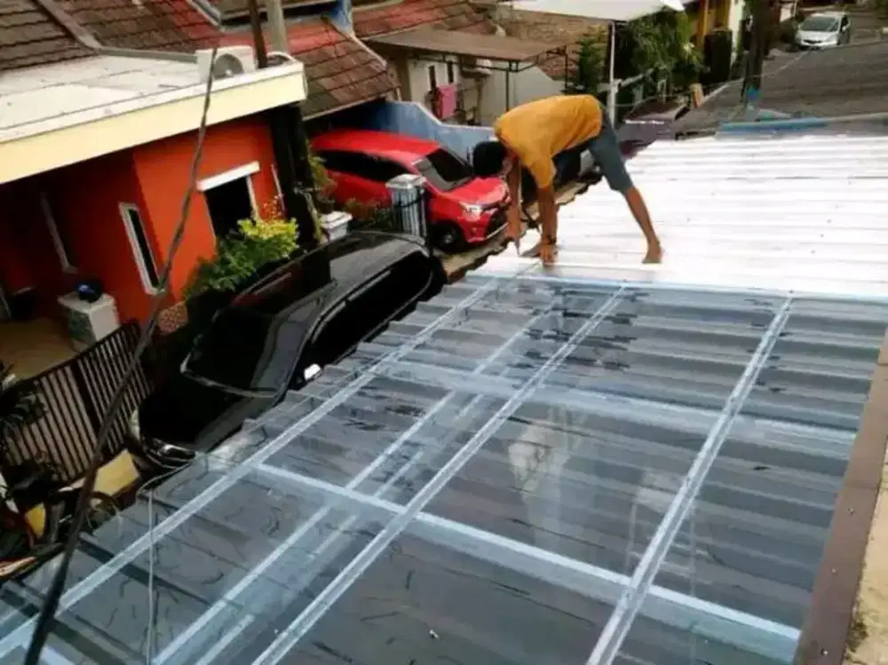 Pemasangan kanopi rumah rangka baja ringan atap spandek transparan
