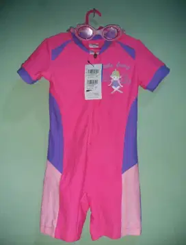 Baju renang dan kacamata renang