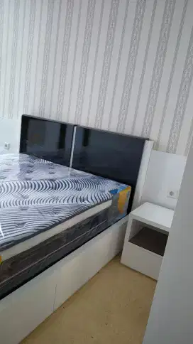 Tempat tidur minimalis warna putih hitam