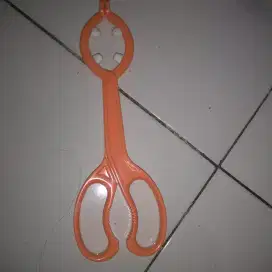 Gunting untuk angkat botol panas