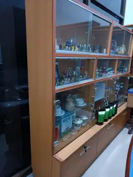Lemari Display Koleksi Barang Antik