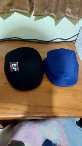 Topi pelukis warna biru dan hitam