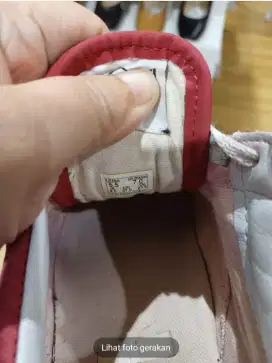 Sepatu vans warna merah