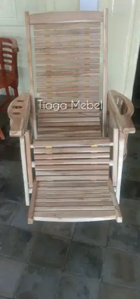 Kursi malas wadah botol kayu jati di Yogyakarta