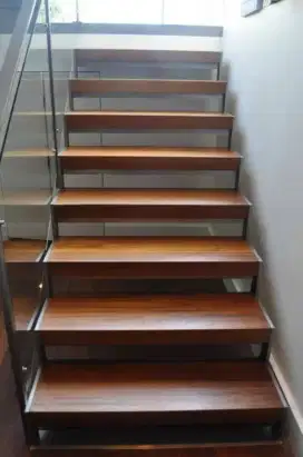 Anak tangga kayu