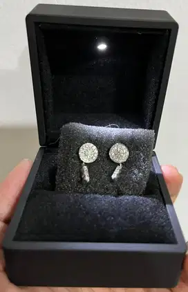 Anting mata berlian