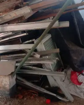 Cari besi tua dan barang bekas bongkaran proyek