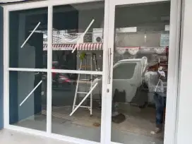 Partisi kaca cover folding gate