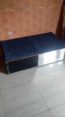 sofa warna biru dongker 2 dudukan