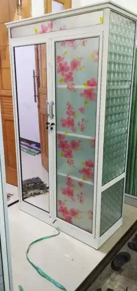 Lemari kaca minimalis