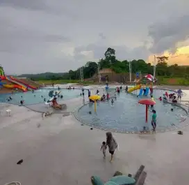 Kolam renang anak . Kolam renang wisata