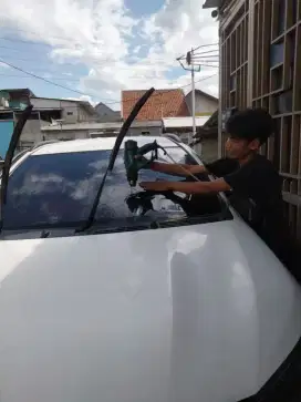 panggilan teknisi pasang kaca film mobil
