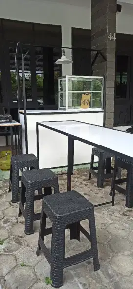Meja Etalase Minimalis