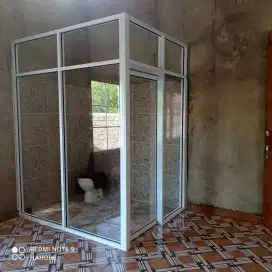 Kamar Mandi Kaca dengan pintu Geser