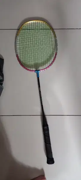 Raket untuk main bulutangkis