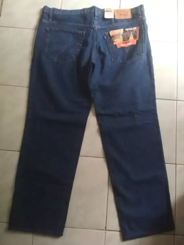 Celana levis ukuran 40 masih baru