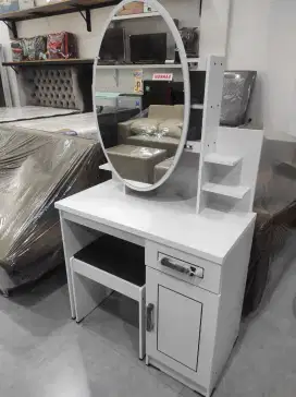 Meja Rias OVAL kekinian