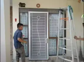 Pintu teralis kasa nyamuk