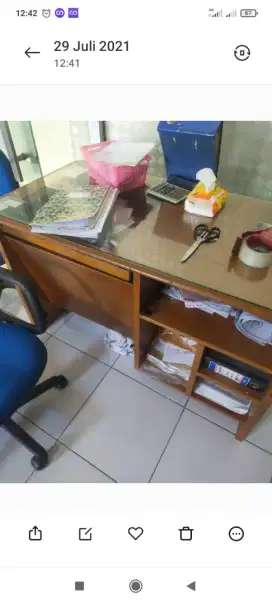 Meja kerja dari kayu warna coklat