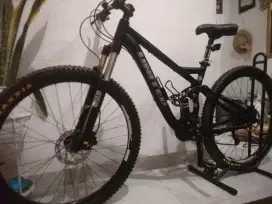 Beli dr Baru MTB United Aveiro 3.0 fullsus 27.5 Hitam