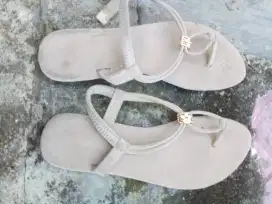 Sandal yang berwarna putih ukuran 37