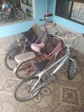 Dijual Paket 3 Sepeda dan 1 motor aki anak