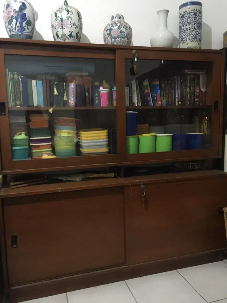 Lemari pajangan jati