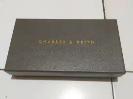 Box dus bekas dompet  Charles & Keith original mulus .