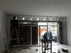 Pintu kaca sekat partisi kaca kusen aluminium salon klinik kecantikan