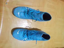 Sepatu bola nike