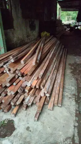 Usuk dan balok kayu glugu Sulawesi