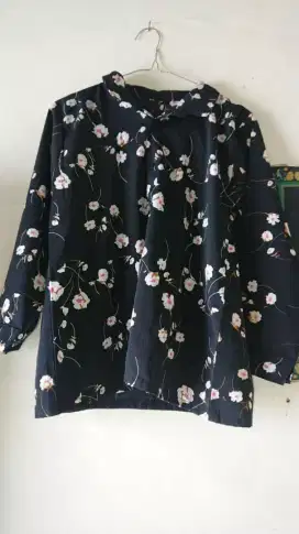 Kemeja hitam bunga