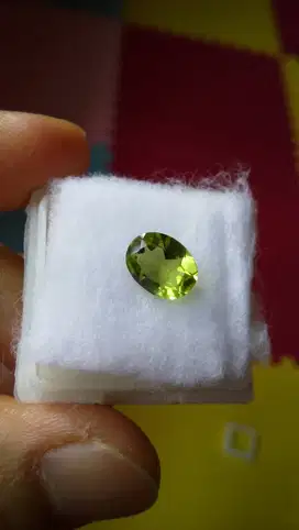 Natural 1,89 Carat Top Quality Parrot Green Peridot Pakistan
