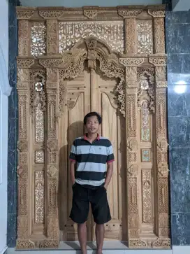 Pintu gebyok gaya kaligrafi