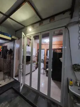 Pintu lipat kaca almunium partisi sekat kaca alminium