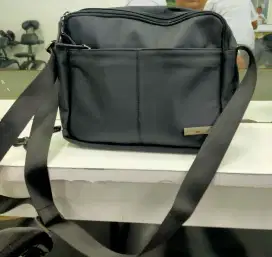 Tas merek Clifford warna hitam